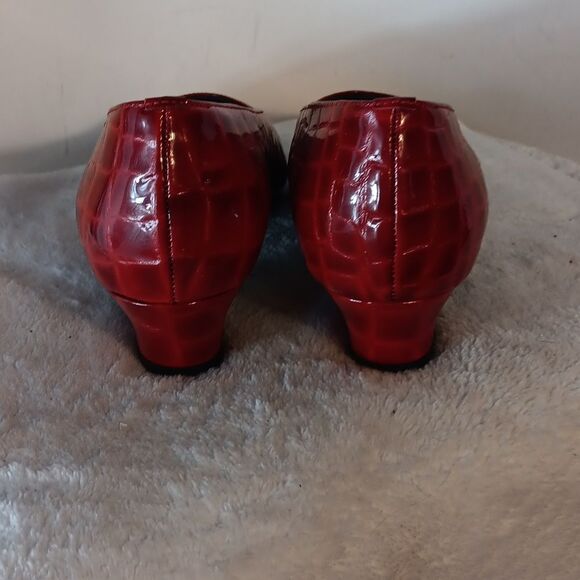 Magdesians Red Leather Crocodile Pattern Women's Kitten Heel Pumps - Picture 3 of 6